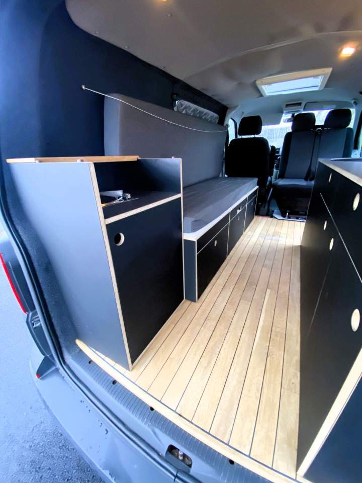 Intérieur de fourgon aménagé avec rangements Quimper